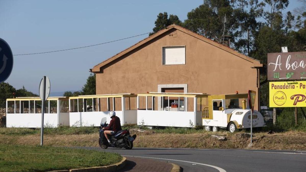 Tren turístico estacionado en A Illa.