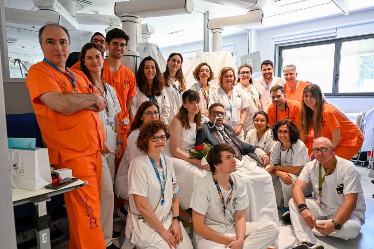 El equipo del Marañón posa con los novios