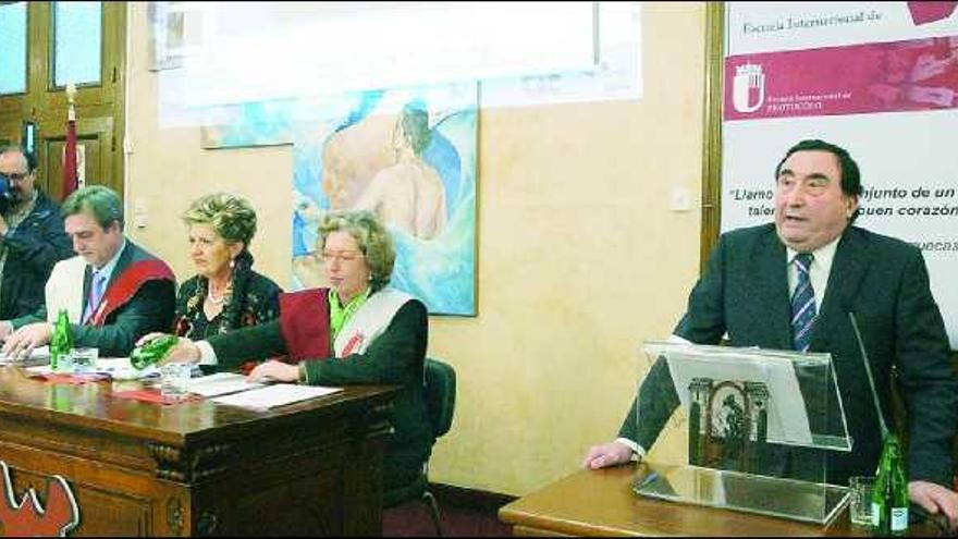 Graciano García, tras recibir la medalla de oro de la Escuela Internacional de Protocolo de Oviedo, dirige unas palabras a los asistentes.