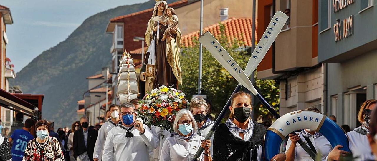 La imagen de la Virgen del Carmen, en procesión, ayer, en La Arena.