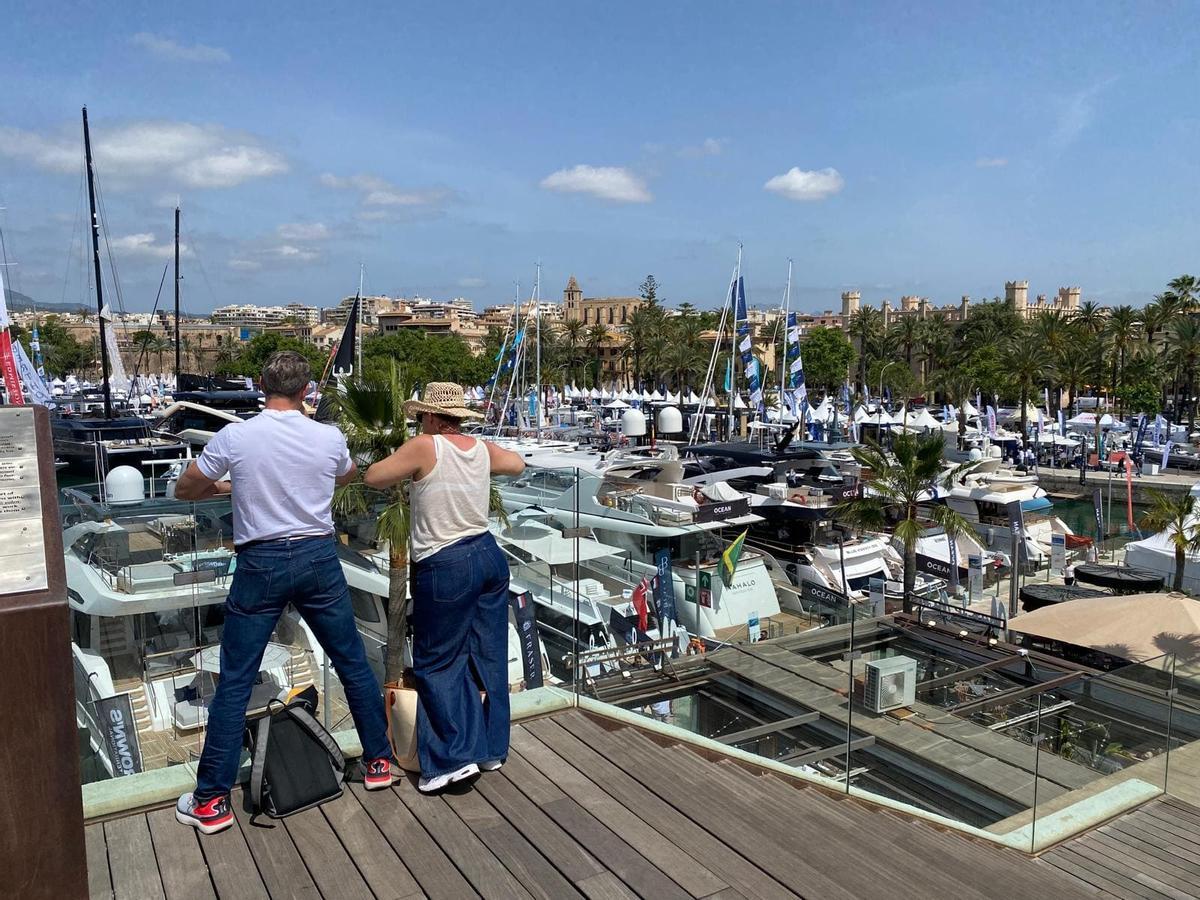 Dos espectadores contemplan desde una terraza la Feria Náutica 2026 Dos espectadores contemplan desde una terraza la Feria Náutica 2026