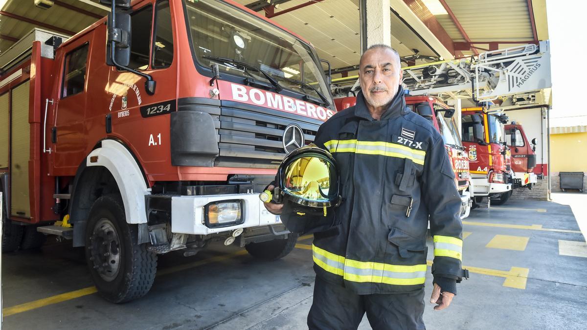 Paco Ramírez durante la última vez que vistió el uniforme de bombero.