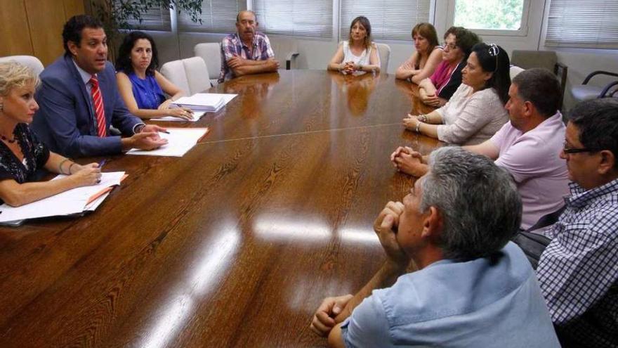 Alberto Castro durante una reunión con los vecinos de las viviendas del matadero.