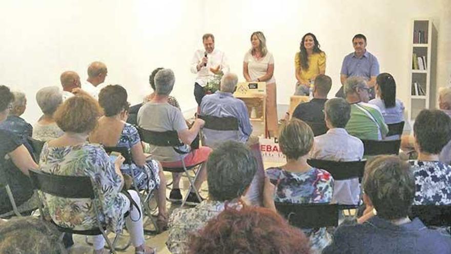 Instante del encuentro de la consellera con afiliados y simpatizantes de Manacor.