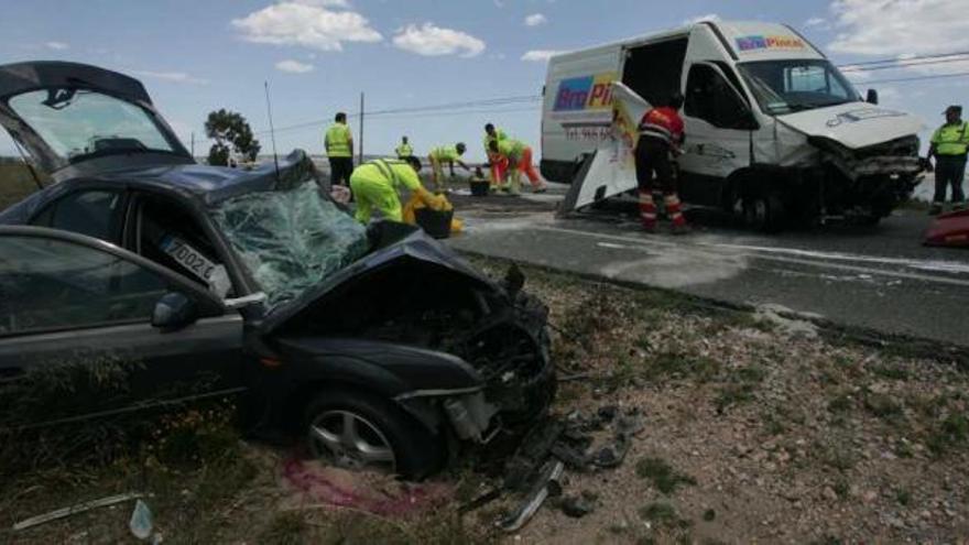 Bomberos, ambulancias del SAMU, Cruz Roja y DYA, Guardia Civil de tráfico y grúas trabajaron durante horas en el accidente.