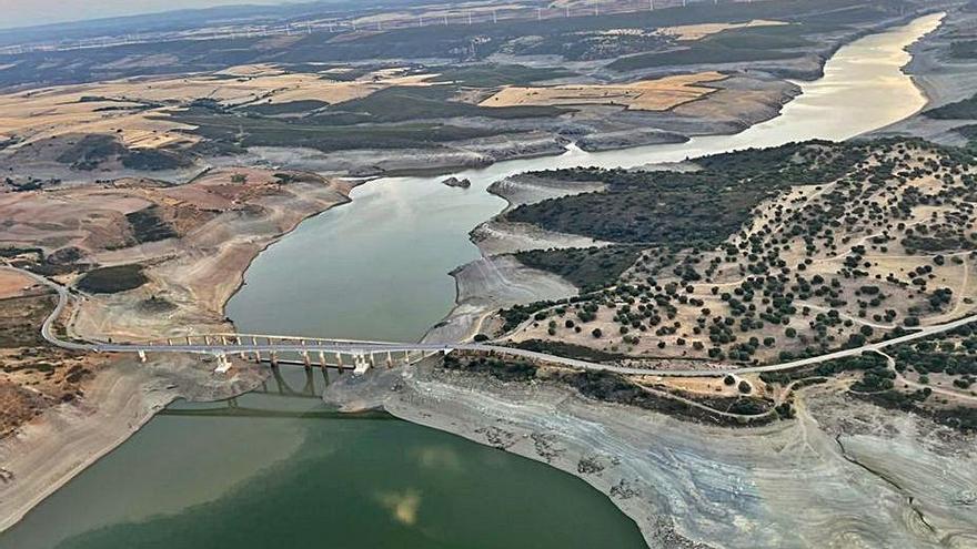 El embalse, a vista de pájaro. | Dsdarriba Paramotor 