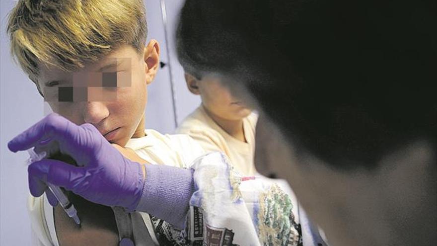 Los pediatras llaman a desoír los bulos de los ‘anti’ algunas vacunas