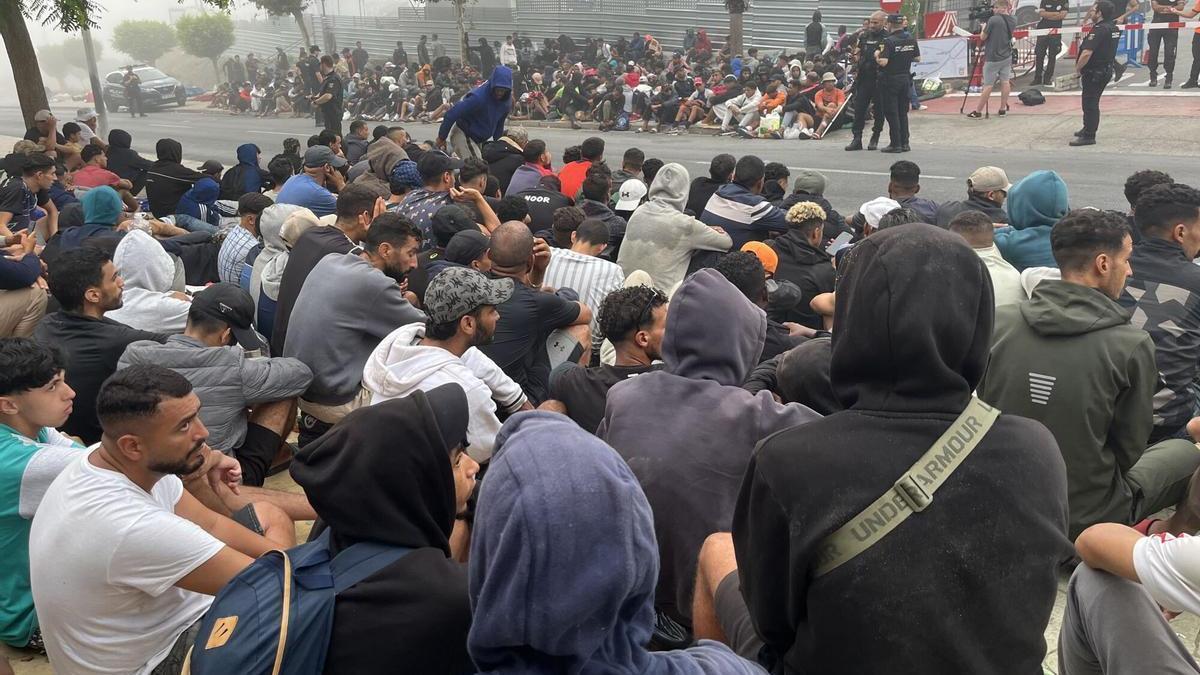 Migrantes siguen concentrados en la explanada de embolsamiento de Loma Colmenar de Ceuta este miércoles con la esperanza de conseguir una plaza en un nuevo centro de acogida.