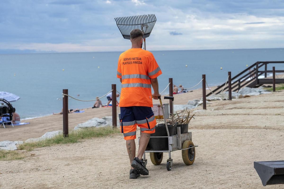 Enric trabaja limpiando el paseo marítimo de Pineda de Mar.