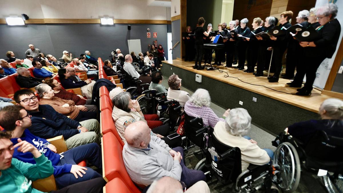 Actuación del Coro de Ferreros en la residencia Ovida de Monte Cerrao (Oviedo).