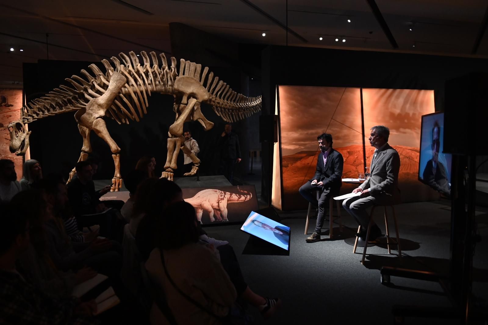 En imágenes | El dinosaurio más grande conocido conquista el Caixaforum de Zaragoza