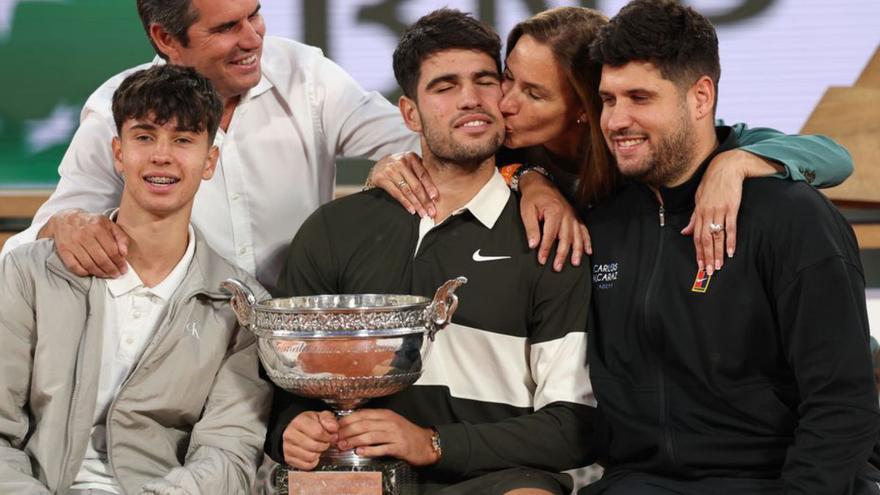 Carlos Alcaraz, con su familia, tras ganar Roland Garros 2025. | MOHAMMED BADRA/EFE
