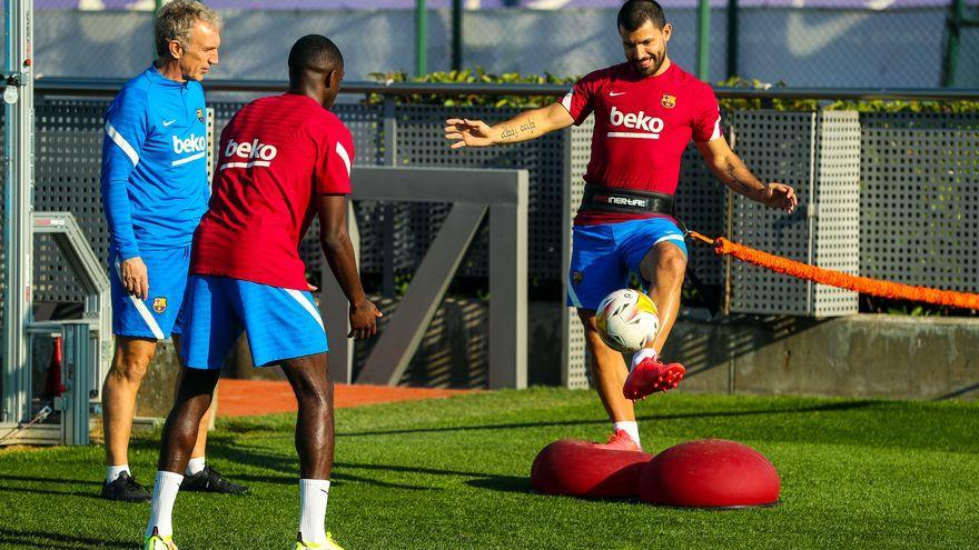 Dembélé y Kun Agüero, junto a Albert Roca, preparador físico del Barça, en el primer entrenamiento con el grupo.