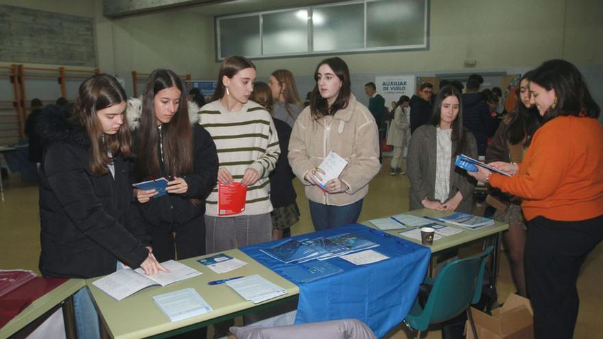 Varios alumnos consultan información en una mesa.  | // IÑAKI OSORIO