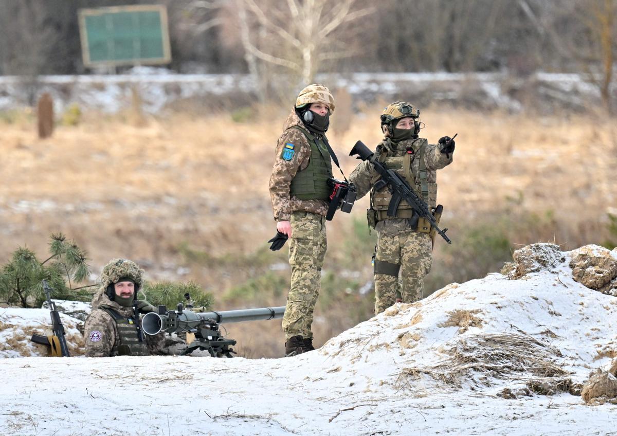 Soldados ucranianos participan en ejercicios militares simulando un posible ataque en la zona de Chernóbil a pocos kilómetros de la frontera con Bielorrusia, el 20 de febrero de 2023