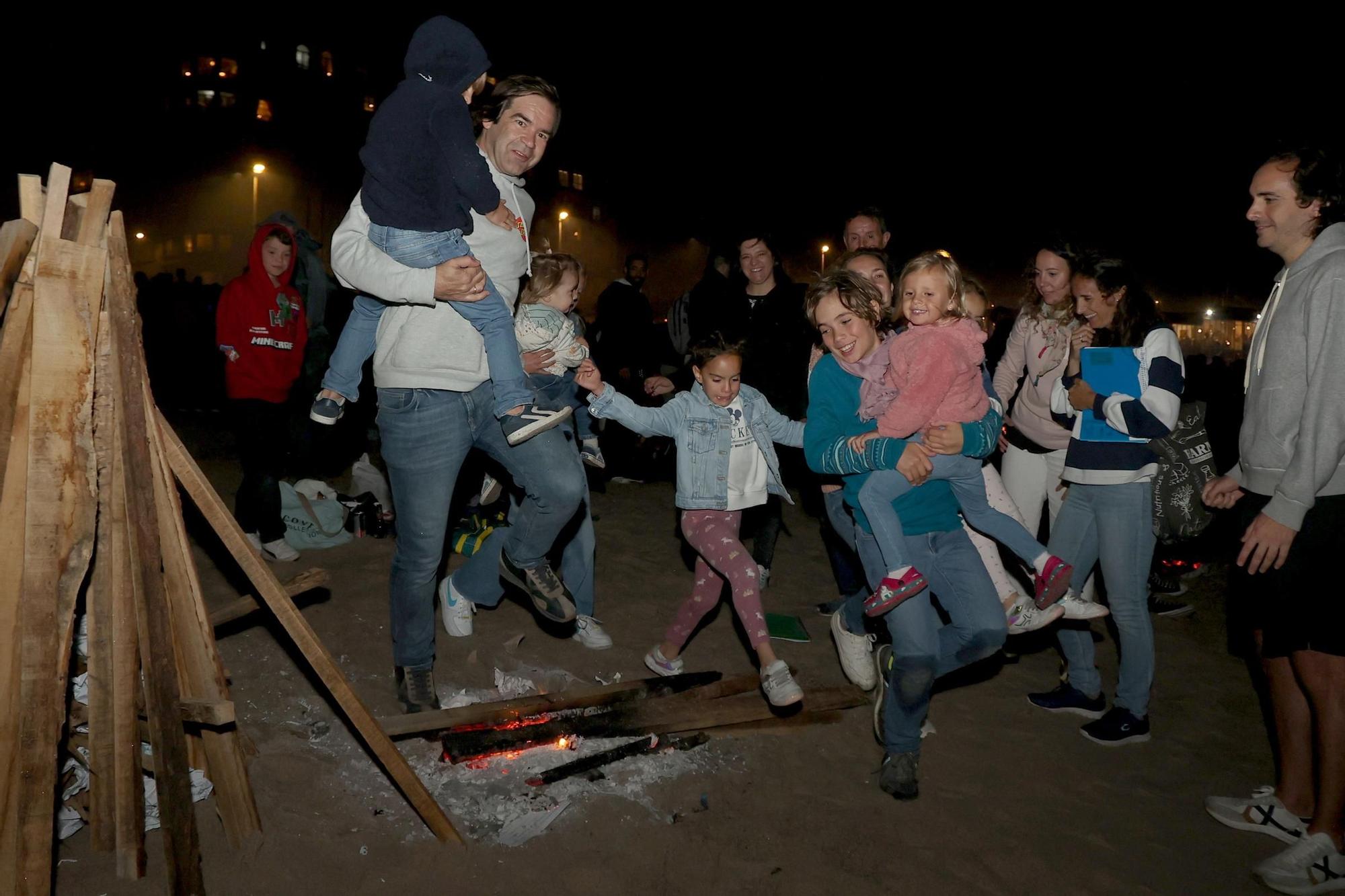 Arde la falla del San Juan de A Coruña con Dépor, Leyma y Luisa Villalta como protagonistas