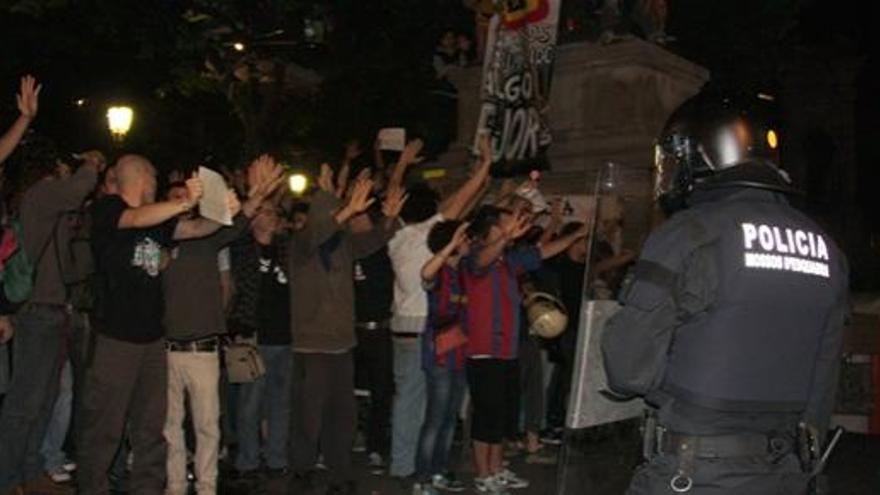 Los indignados hicieron un cordón humano entorno a plaza Cataluña.