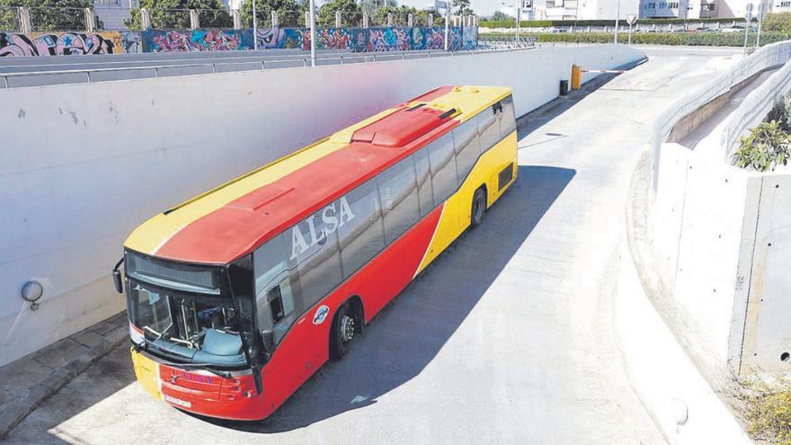 Imagen de archivo de un autobús en Ibiza. | J. A. RIERA