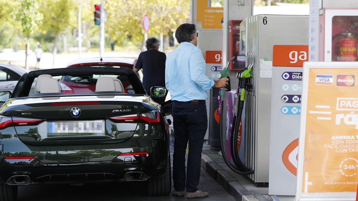 El precio de la gasolina sube por primera vez desde que comenzó el verano.