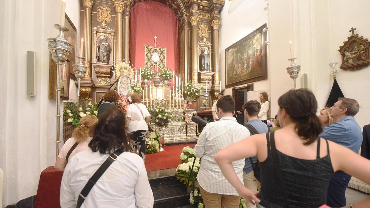 Imagen del besamanos de la Virgen de los Dolores.