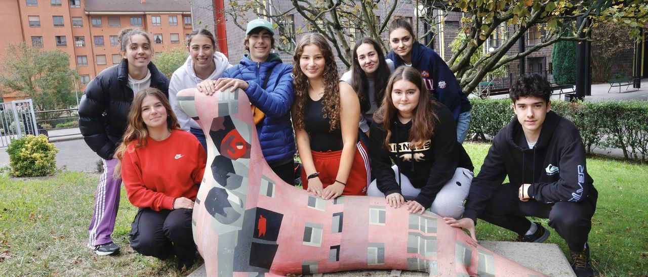 Por la izquierda, Sofía Villa, Melissa González, Mari Cruz Meana, Milo Deloye, Lyna Gherbi, Bérénice Pavat, Alejandra Sánchez, Eliora Mancassola y Sanuel Zapico en el IES Número 5. En la foto falta Carmen Pérez.