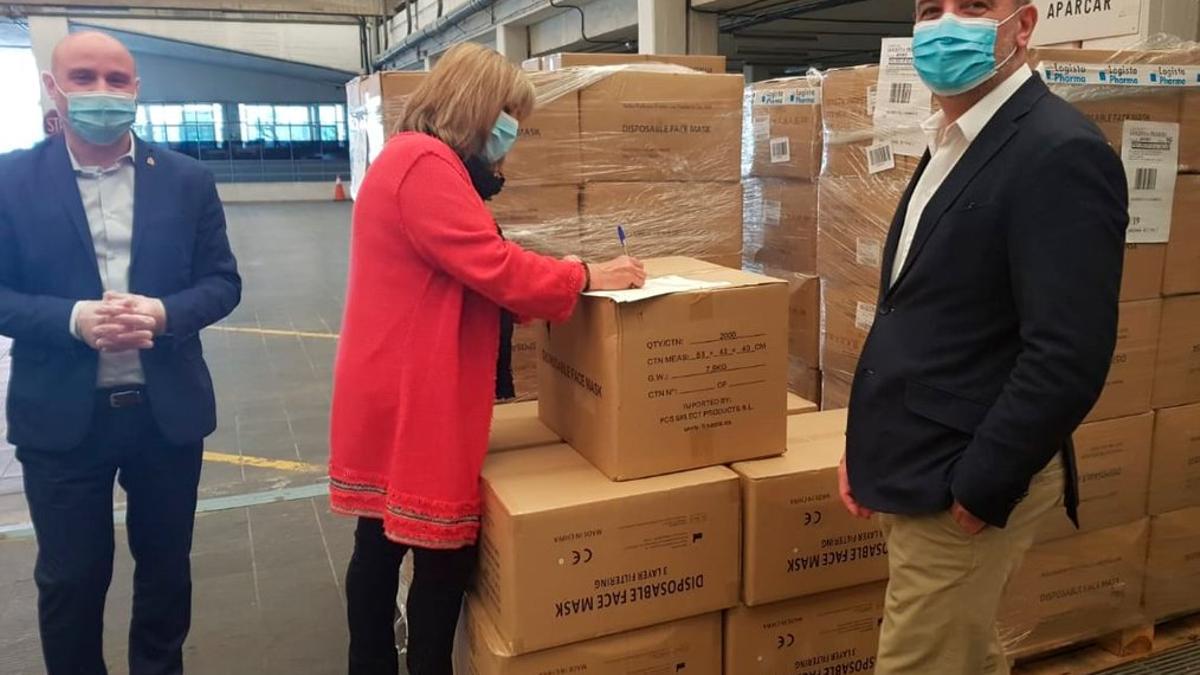 La presidenta de la Diputació, Núria Marín, y el vicepresidente, Jaume Collboni, recibieron las mascarillas de manos del subdelegado del Gobierno en Barcelona, Carles Prieto