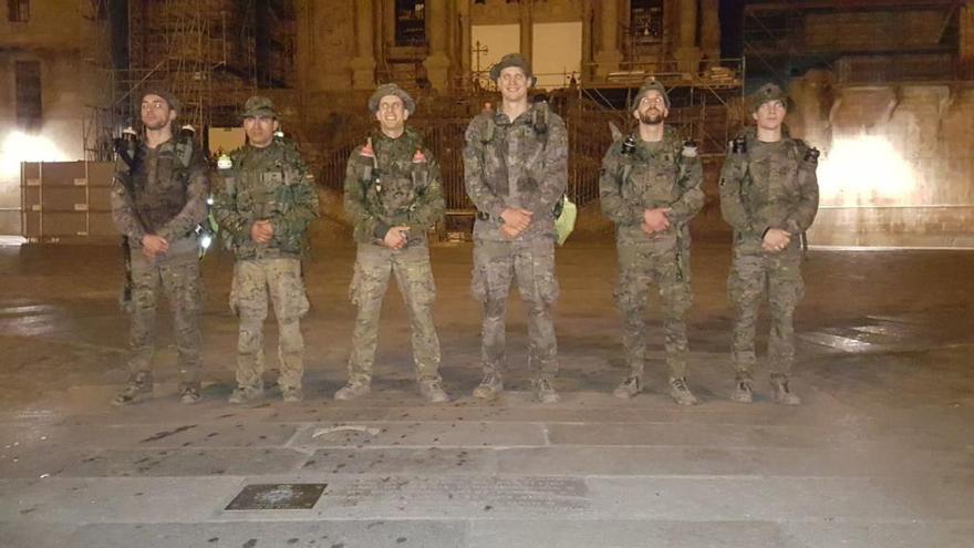 Miembros de la patrulla del Grupo Logístico VII de la Brilat que fue la primera en llegar al Obradoiro.