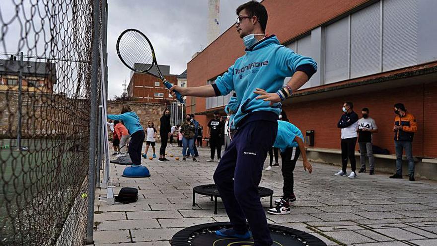 Un grupo de jóvenes practica ejercicios de tenis. | Jose Luis Fernández
