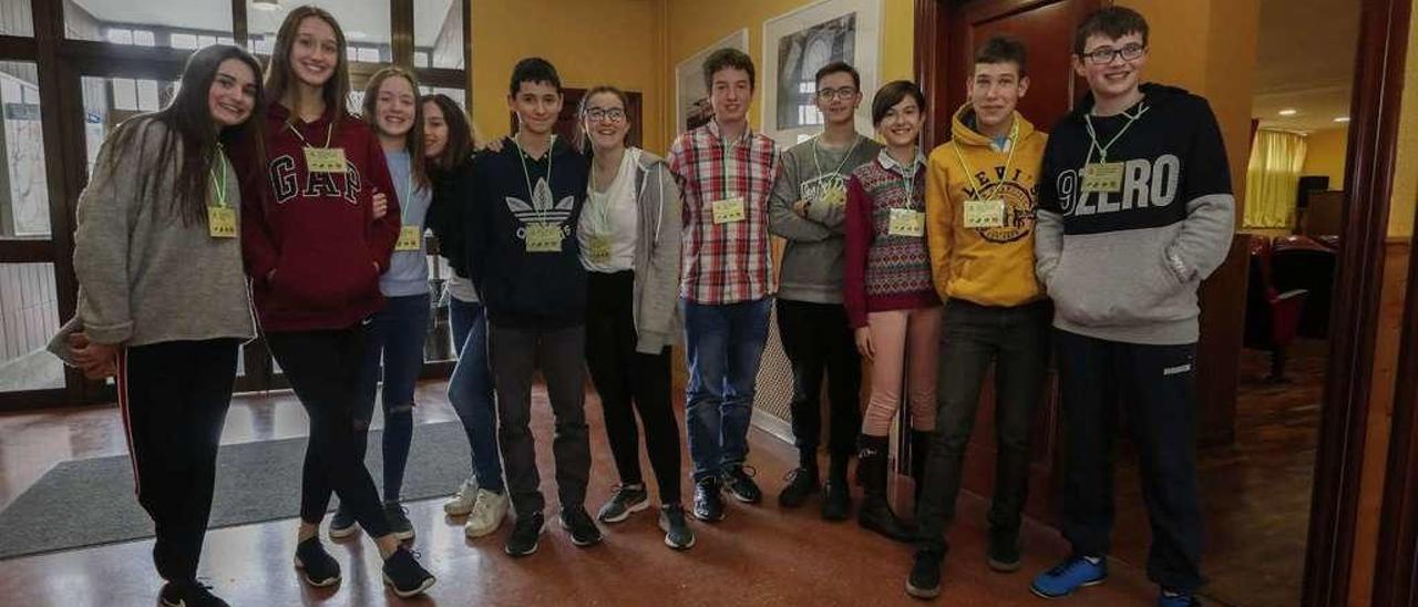 Por la izquierda, Lucía Prol, Lola Swearingen, Llara Fernández, Adriana Álvarez, Daniel Enríquez, Lucía Arburu, José Ramón Suárez, Lucas San Nicolás, Marta García, Pelayo Suárez y Pablo Romero, ayer, en el Instituto de Salinas.