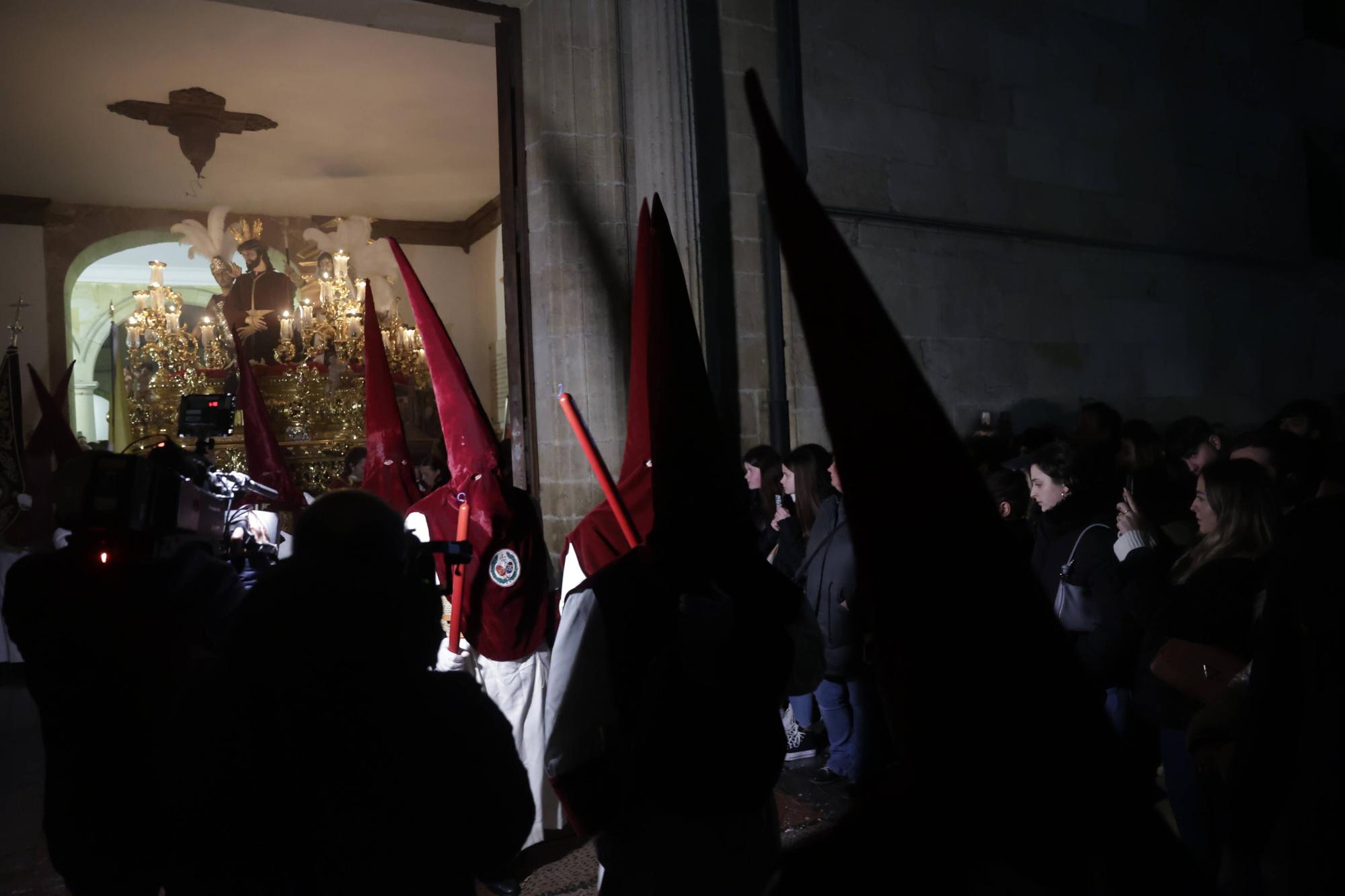 Así fue la procesión de la Madrugá en el Antiguo de Oviedo con una medianoche mágica