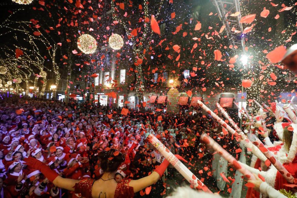 Más de 1.200 Papás Noel bailan en línea en el Born de Palma