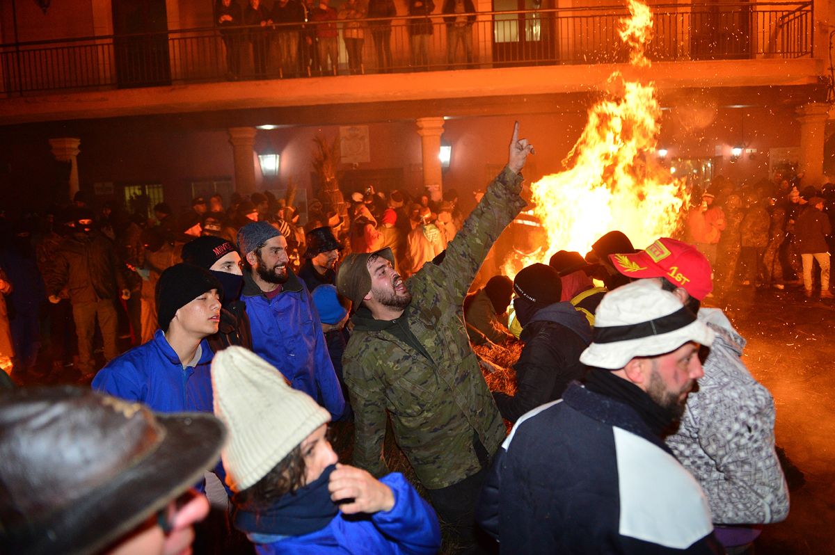 Fotogalería | Así fue la noche de los Escobazos en Jarandilla de la Vera