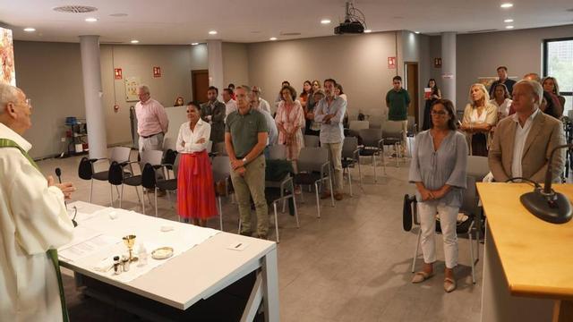 Javier Gómez Cuesta, a la izquierda, durante la eucaristía, en la sala Mirador del Palacio de Congresos. | ÁNGEL GONZÁLEZ