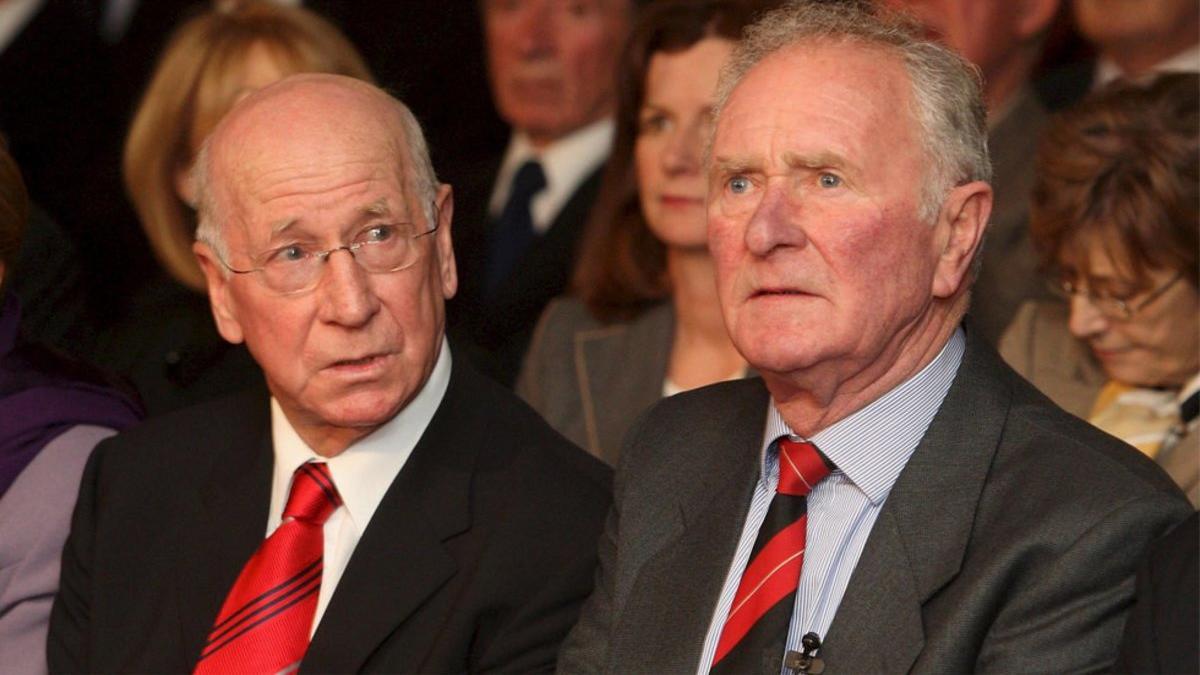 Bobby Charlton (izquierda) y Harry Gregg (derecha) en un homenaje en 2008