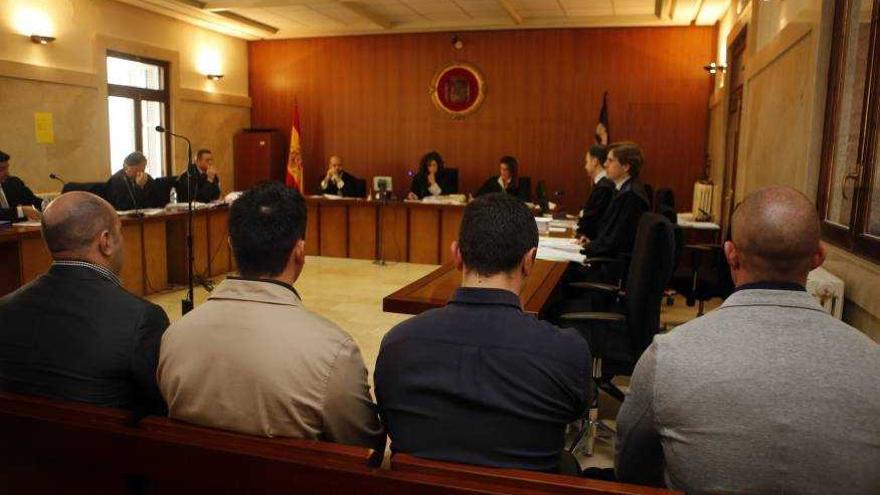 Los cuatro guardias civiles que el Tribunal Supremo acaba de absolver, en el juicio en la Audiencia.