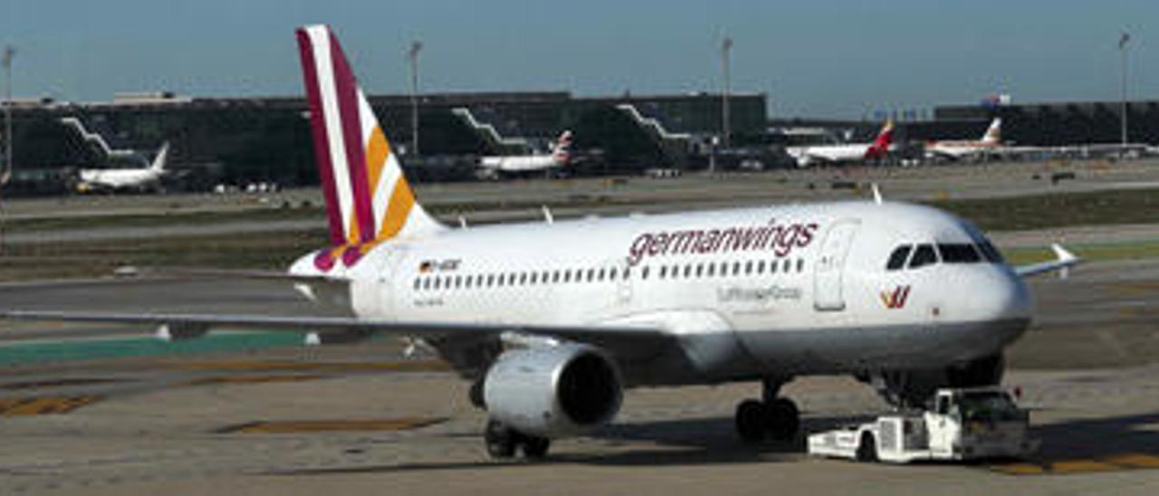 Un avión de la compañía «low cost» Germanwings en el aeropuerto de El Prat.