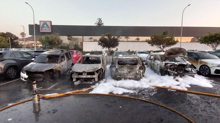 Un incendio afecta a nueve coches aparcados en un supermercado de Cala Millor