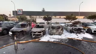 Un incendio afecta a nueve coches aparcados en un supermercado de Cala Millor