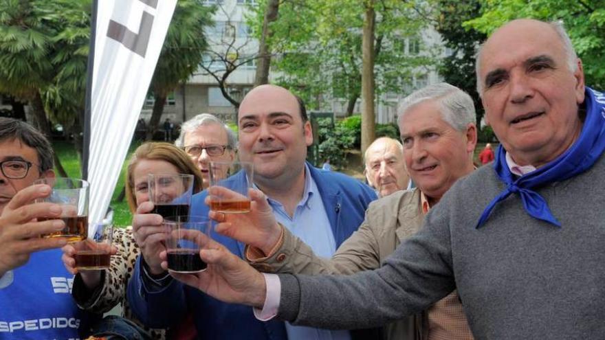 Roberto Sánchez Ramos, Cristina García Pumarino, José Donate, Agustín Iglesias Caunedo, Manuel Fernández Ruiz y el presidente de la Sociedad Protectora de la Balesquida, José Antonio Alonso.