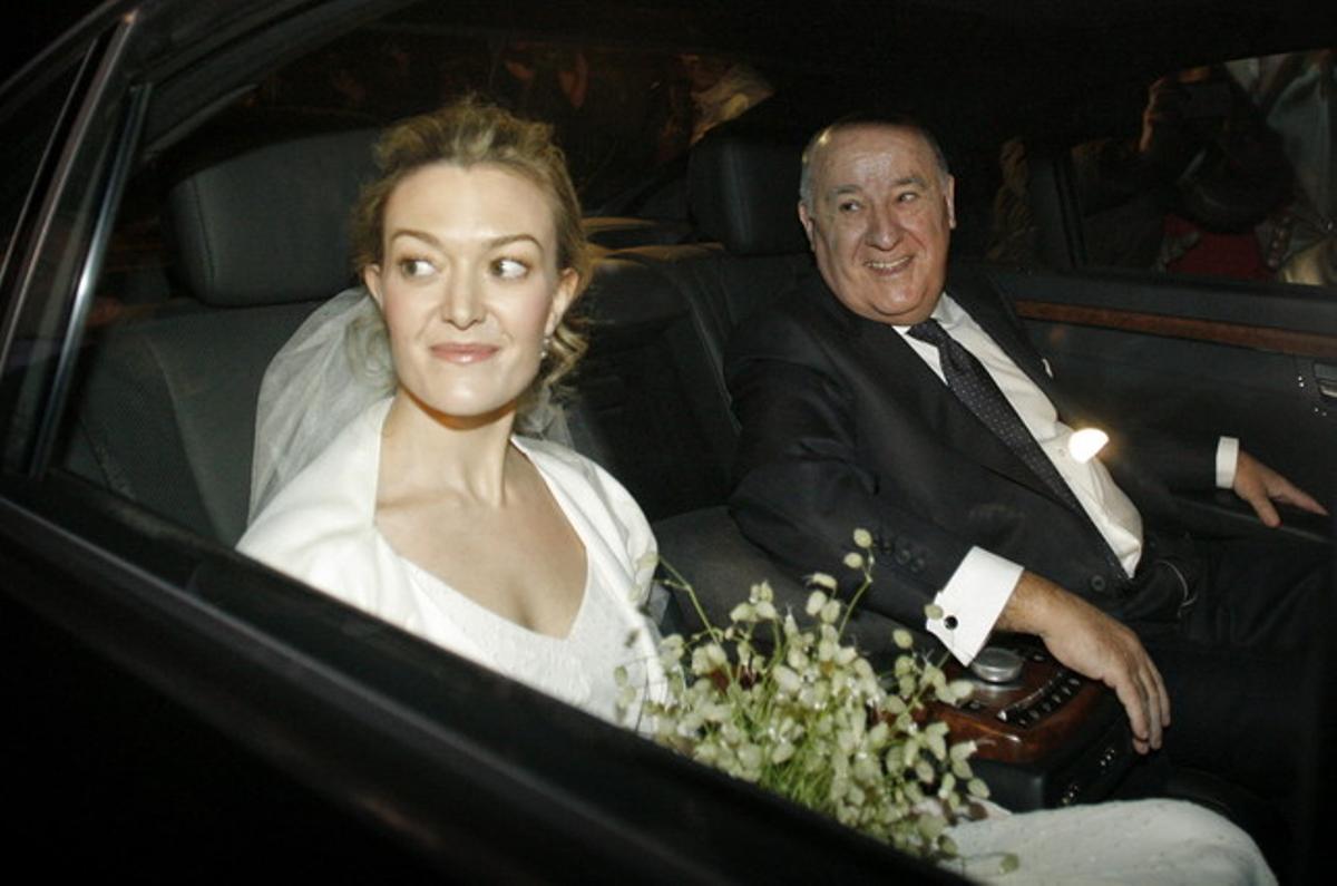 Marta Ortega, acompanyada pel seu pare, Amancio Ortega, fundador de Zara, a l’arribar al ’pazo’ corunyès on es va casar dissabte passat. Marta Ortega, acompanyada pel seu pare, Amancio Ortega, fundador de Zara, a l’arribar al ’pazo’ corunyès on es va casar dissabte passat.
