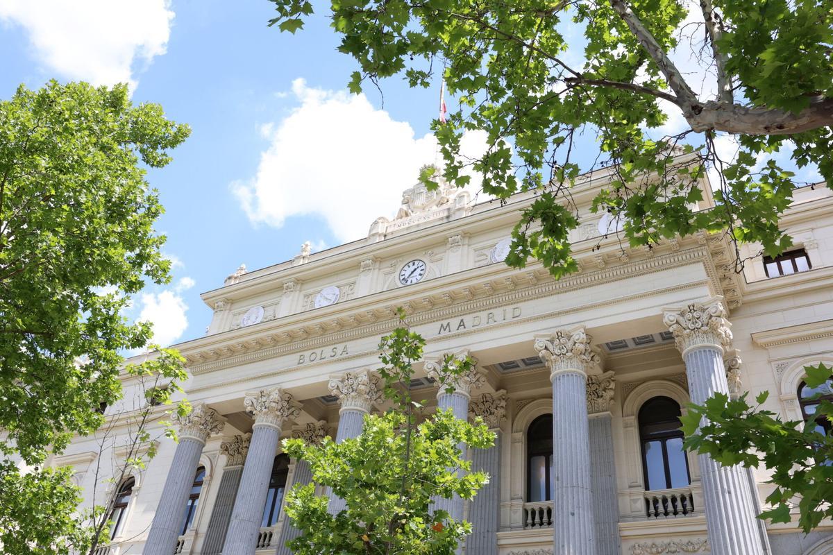 Fachada del Palacio de la Bolsa, en Madrid.
