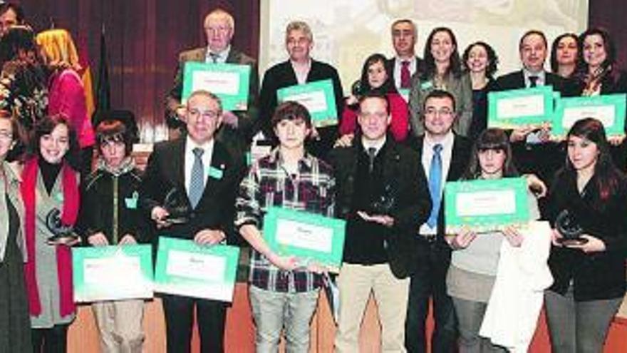 Representantes municipales de «Amigos de la infancia», ayer, con su diploma de UNICEF.