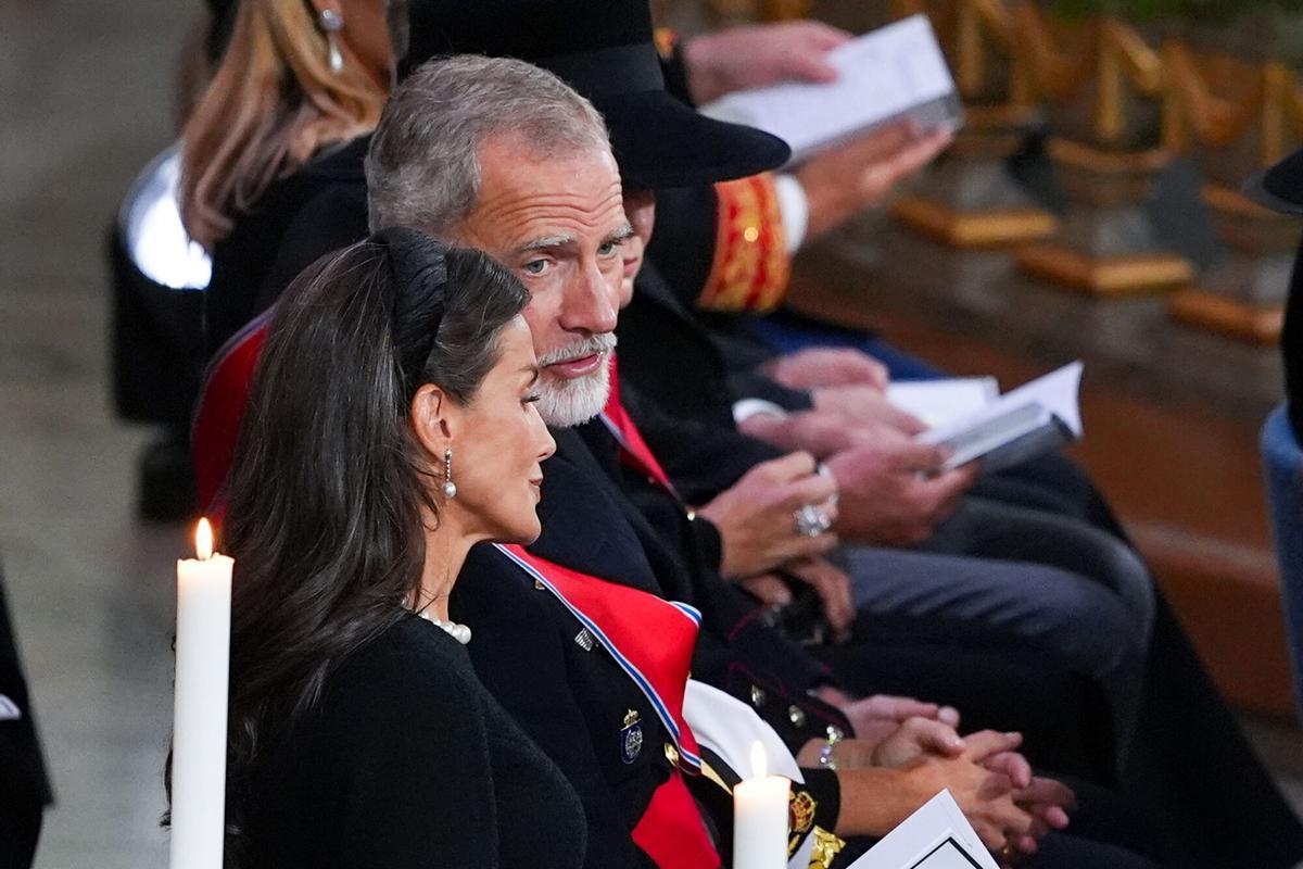 Los reyes Felipe y Letizia de España caminan tras el féretro del rey Harald V de Noruega.