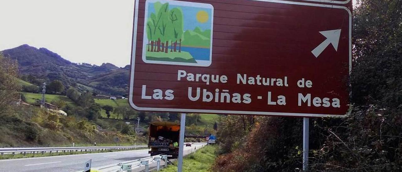 Cartel indicador del parque natural de Las Ubiñas-La Mesa en la autovía del Huerna.