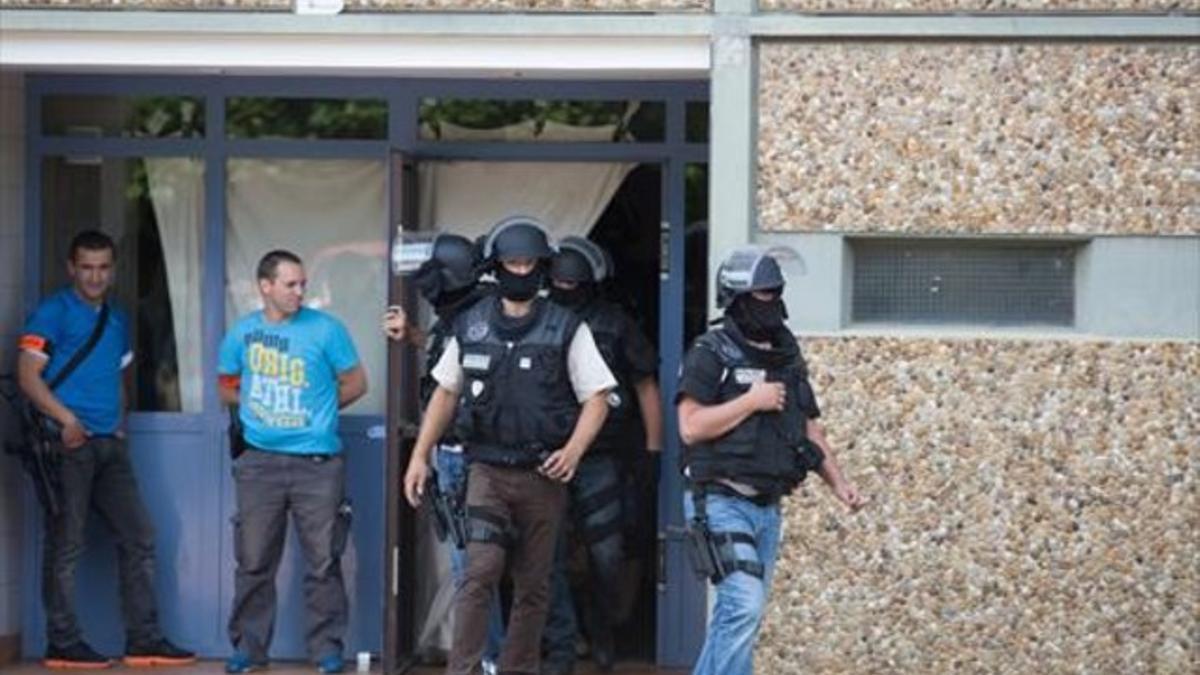 El registro 8 Agentes de operaciones especiales franceses salen de la vivienda del detenido, ayer.