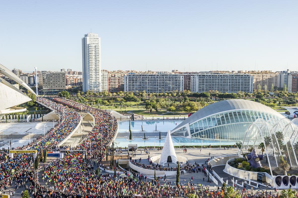 Los corredores inundan las calles de Valencia.