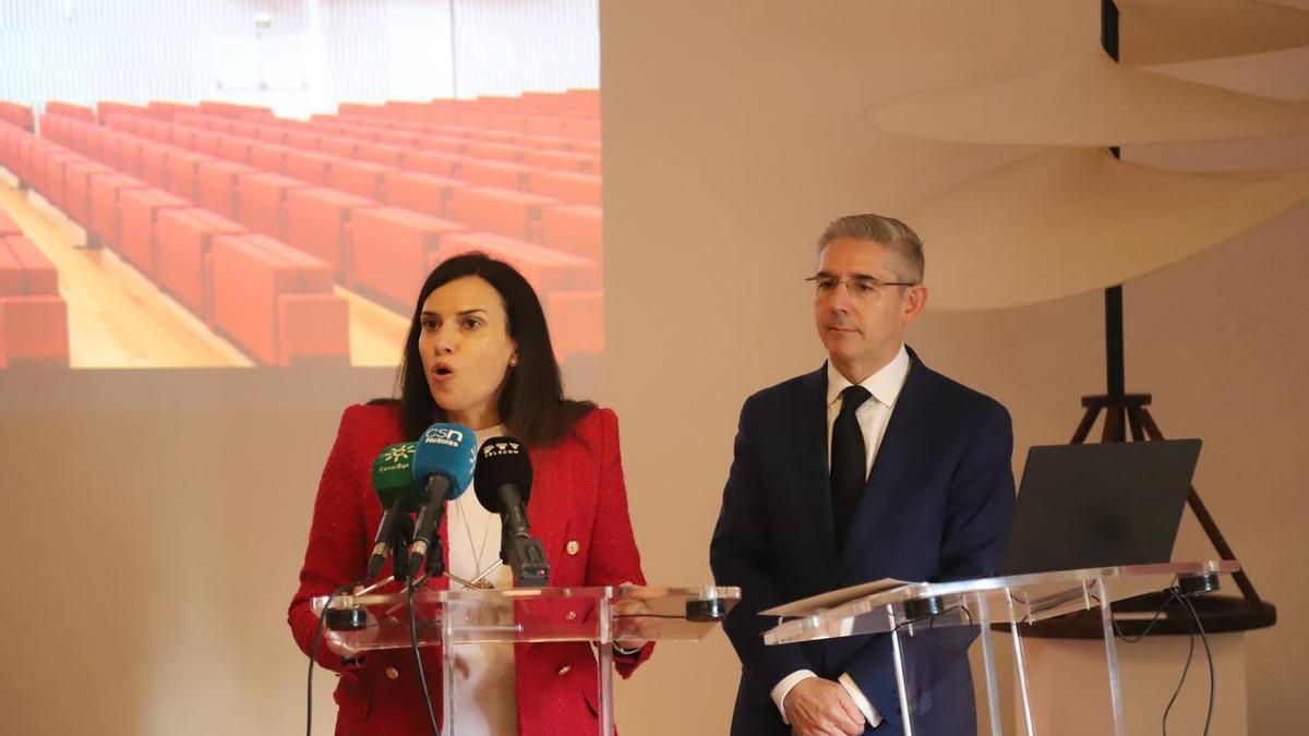 María Dolores Gálvez y Juan Salado presentan la memoria anual del Palacio de Congresos de Córdoba.