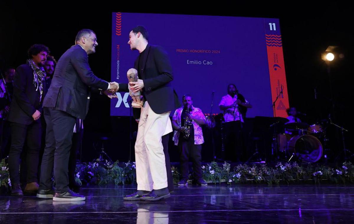 El hijo de Emilio Cao recibe el premio honorífico a su padre.  | // G. SANTOS 