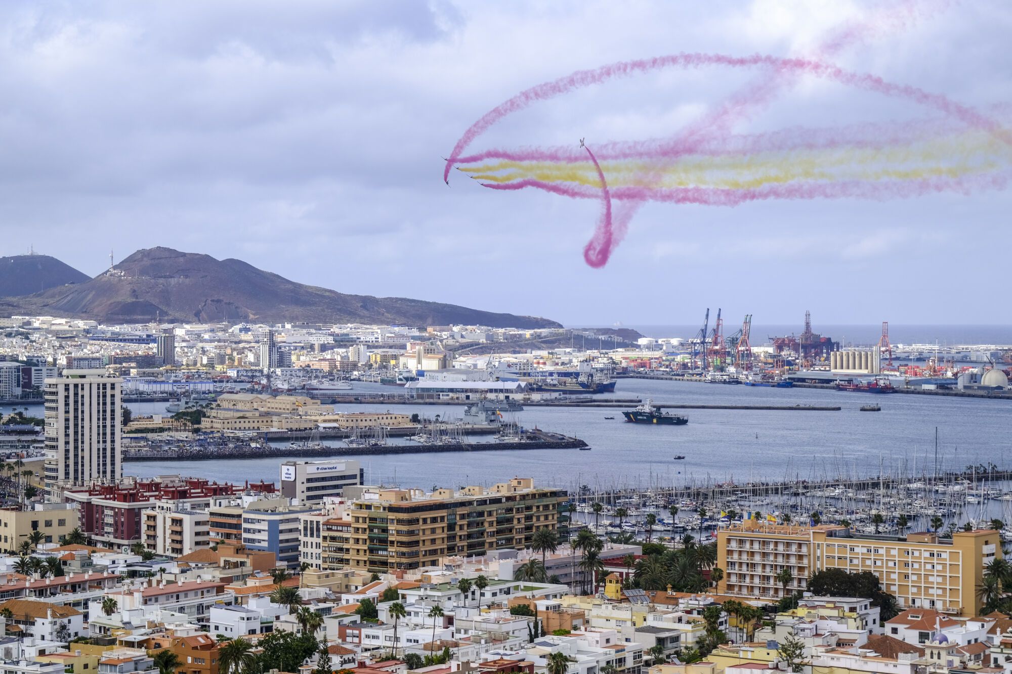Los actos por el Día de las Fuerzas Armadas en Las Palmas de Gran Canaria, en imágenes