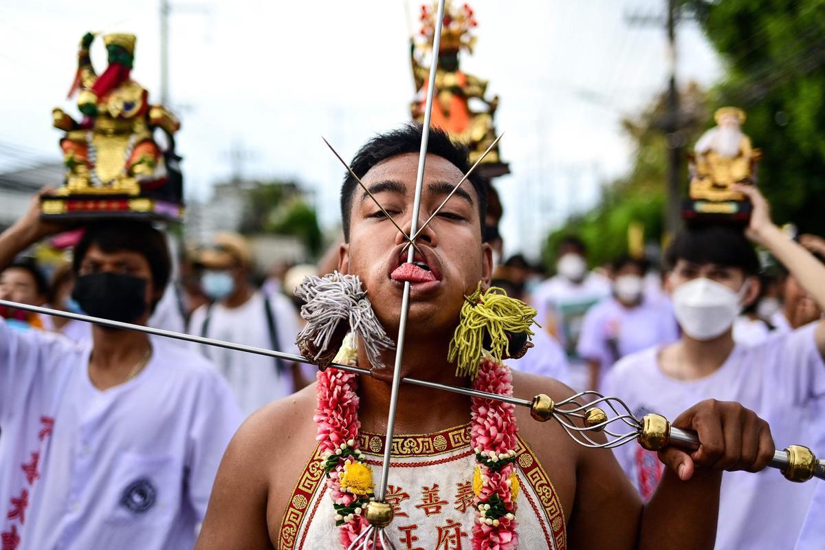 Piercings extremos para limpiar el alma en el Festival Vegetariano de Phuket